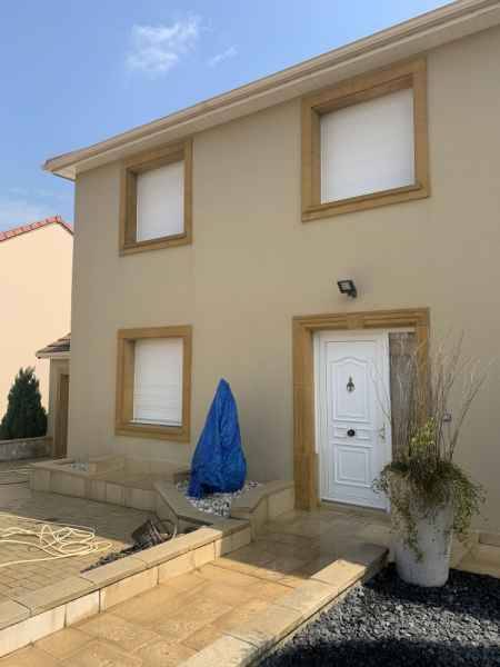 Façades rénovées en crépis